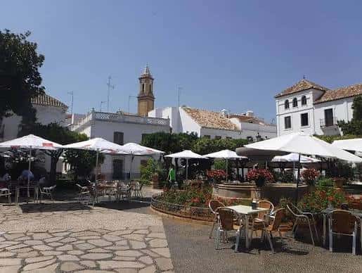 Plaza San Francisco en Estepona con terrazas al aire libre y arquitectura blanca típica andaluza
