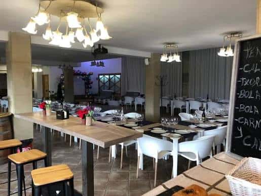 Interior del Bar Ibaialde con mesas dispuestas para un evento y decoración elegante