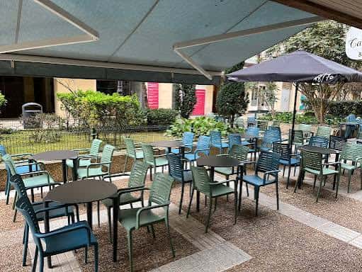 Terraza exterior del Bar Ibaialde con mesas y sillas listas para celebraciones al aire libre