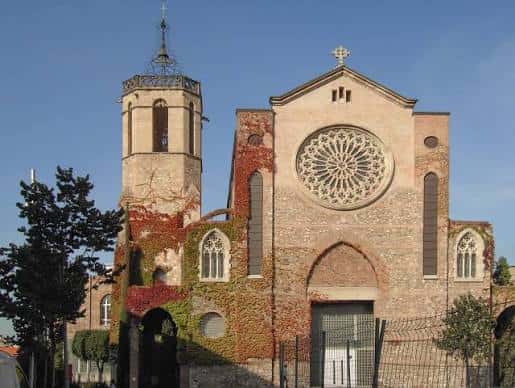 Vista exterior de la fachada principal de la Iglesia de San Esteban con su torre y rosetón