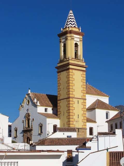 Vista exterior del Centro Social Adoratrices con su fachada de ladrillo y torre campanario