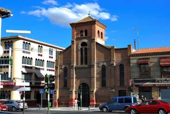 Fachada principal del Centro Social Adoratrices en un día soleado