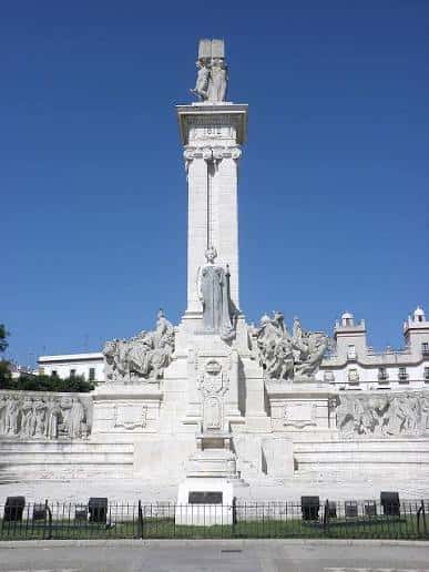 Vista frontal del Monumento a la Constitución en la Plaza de España bajo un cielo despejado