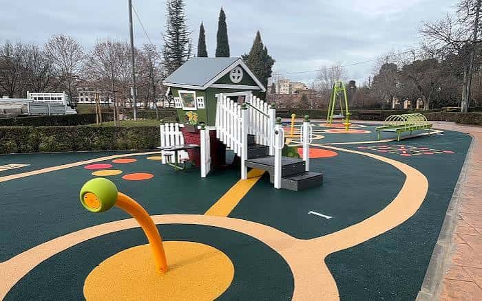 Casa de juegos y columpios en el área infantil del Parque de Adoratrices