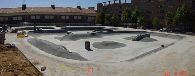 Vista panorámica del skatepark en construcción dentro del Parque Los Rosales