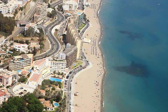 Vista aérea de la Playa de Carvajal mostrando el paseo marítimo y edificios costeros