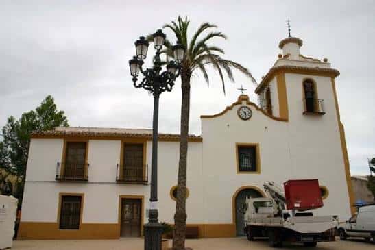 Fachada de la Iglesia de Los Valientes con palmera y farolillo