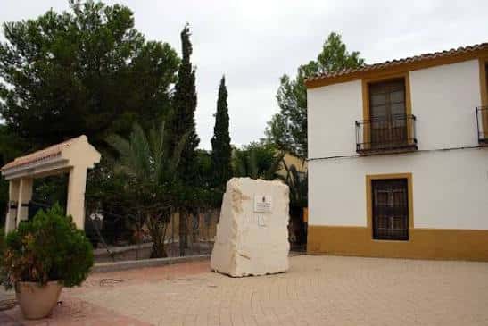 Plaza de la Iglesia de Los Valientes con monumento y edificaciones adyacentes