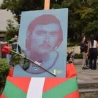 Acto cultural en la plaza con público y elementos decorativos