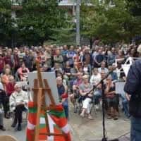 Concentración de personas en la plaza durante un evento al aire libre