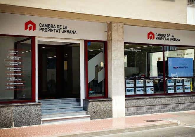 Fachada principal de la sede de la Cambra de la Propietat Urbana en Girona