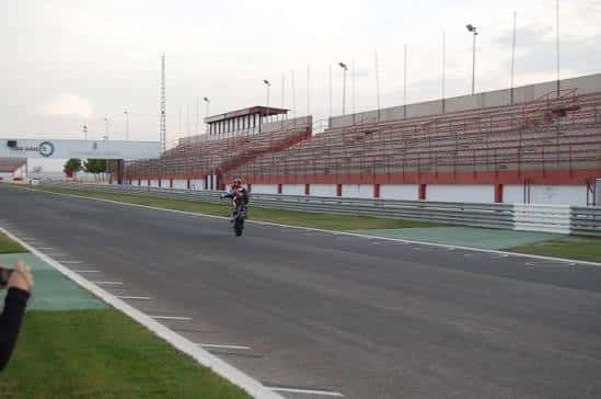 Moto en la pista con las gradas vacías al fondo