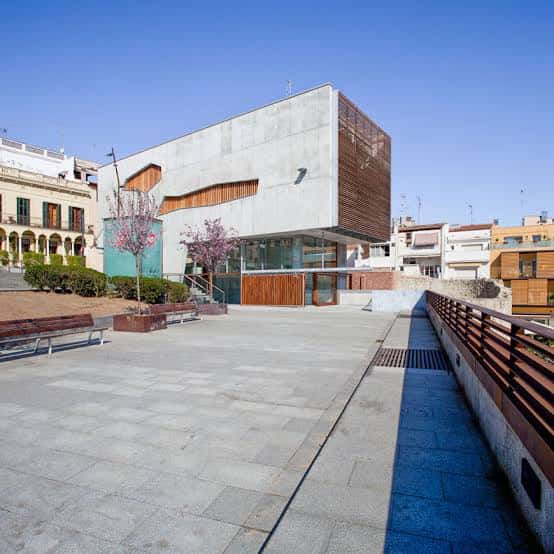 Fachada moderna del edificio de oficinas en Can Xammar con elementos de madera y hormigón