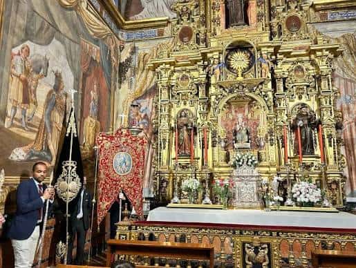 Altar principal de la Capilla de la Asunción con retablo dorado y decoración religiosa