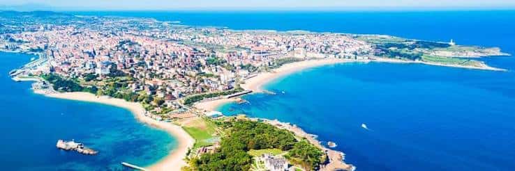 Vista panorámica aérea del Paseo Marítimo de Santander y la bahía