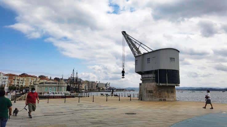 El icónico grúas del puerto en el Paseo Marítimo con el mar de fondo