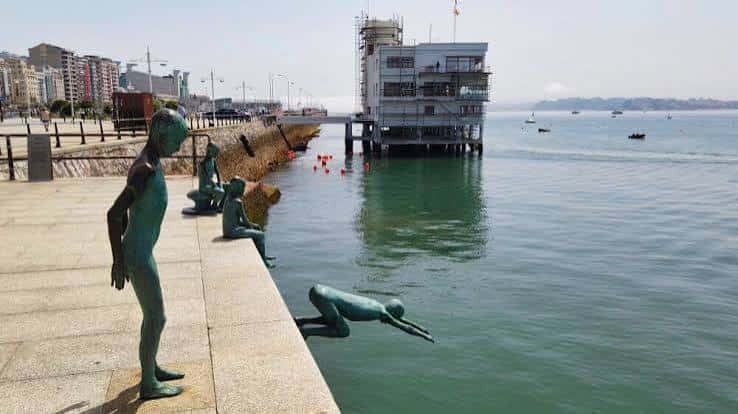 Escultura de los niños saltando al mar en el Paseo Marítimo