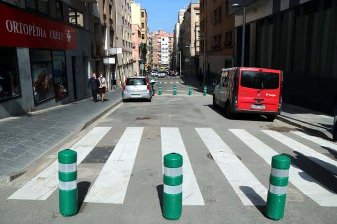 Calle Maria Cristina con paso de peatones y señalización urbana en Tarragona