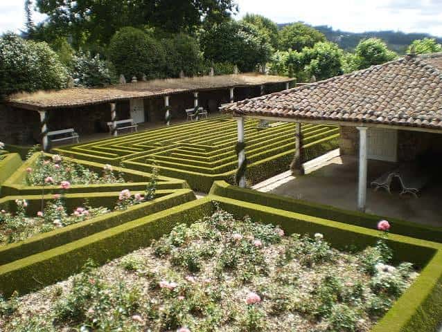 Vista aérea de los jardines con laberintos de setos y rosales