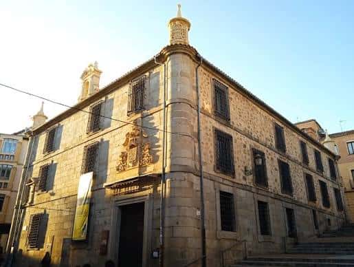 Vista exterior de la Casa de la Lectura en Segovia, mostrando su fachada histórica de piedra con detalles arquitectónicos y escudo heráldico