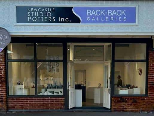 Fachada exterior de Back to Back Galleries con letrero visible y entrada abierta