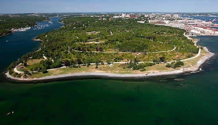 Vista aérea del parque Point Pleasant rodeado de agua y ciudad