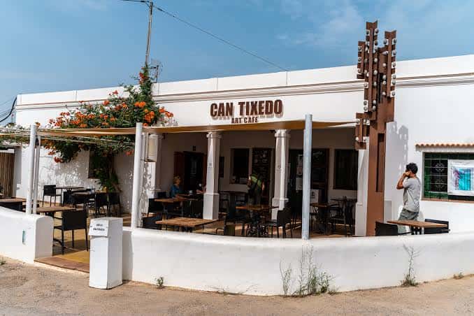 Vista exterior del Can Tixedó Art Café con terraza y decoración