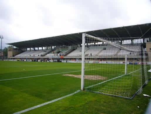 Vista interior del campo de fútbol con gradas y portería