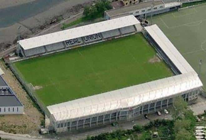 Vista aérea del Stadium Gal mostrando su estructura rectangular y césped