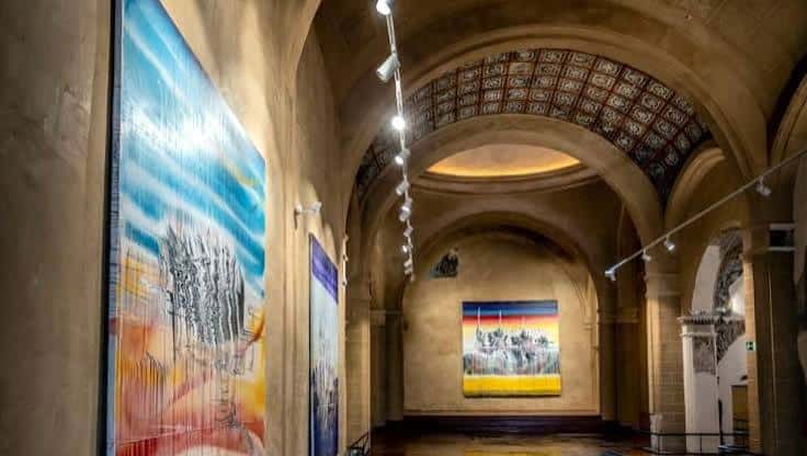 Interior del Espacio Cultural Santa Catalina mostrando una sala de exposiciones con bóvedas de ladrillo y obras de arte