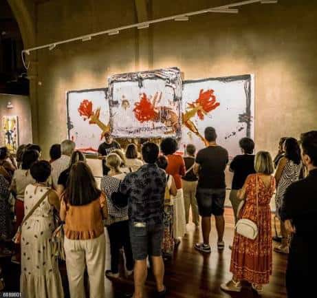 Público asistiendo a una inauguración de exposición en el interior del espacio cultural