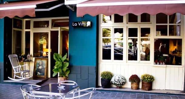Fachada exterior del restaurante La Vitti con terraza y decoración acogedora