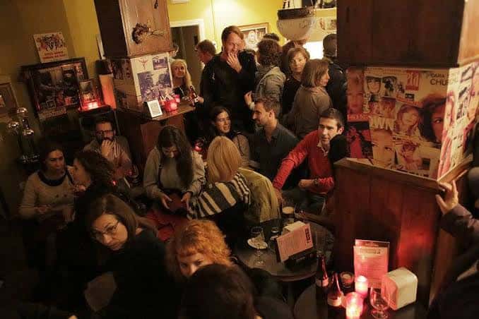Interior del local con ambiente íntimo y público disfrutando de la velada