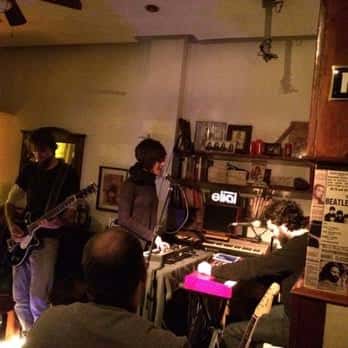 Concierto en vivo en el interior del restaurante con banda tocando en directo