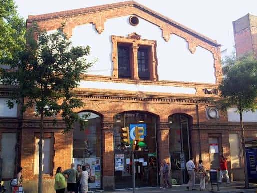 Fachada principal del Centre Cívic Cotxeres de Sants con arquitectura de ladrillo y ventana central