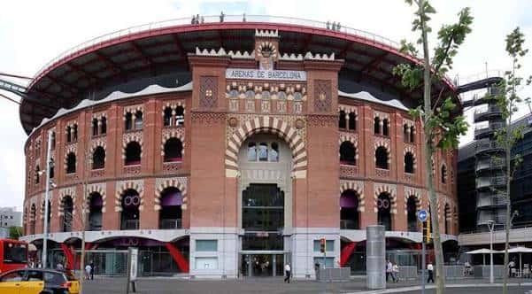 Vista exterior diurna de la Plaza de Toros de las Arenas, mostrando su fachada de ladrillo y arcos