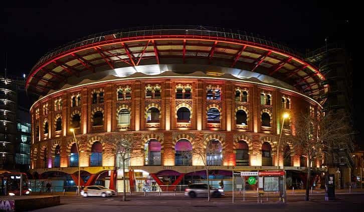 Fachada iluminada de las Arenas de Barcelona por la noche