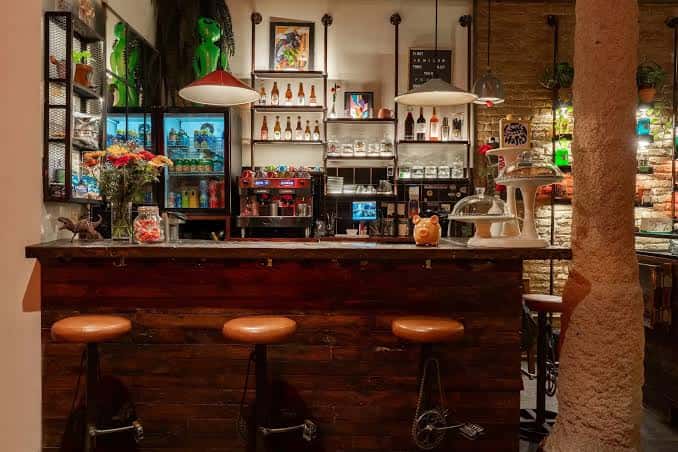 Barra principal del club con estanterías de bebidas y decoración temática