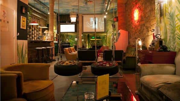 Espacio interior con mobiliario creativo y ambiente acogedor
