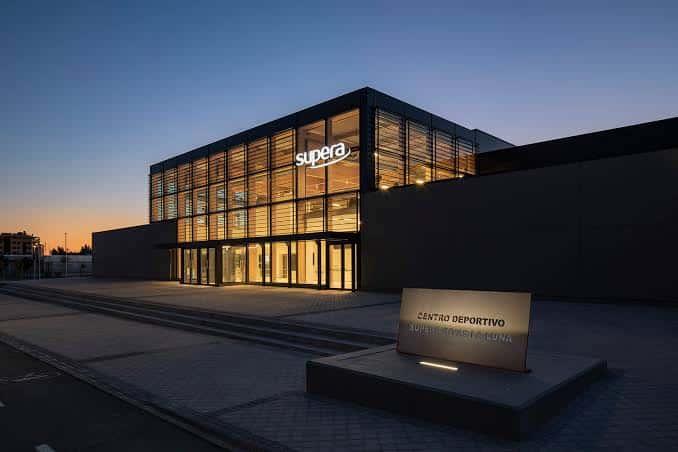 Fachada exterior del Centro Deportivo Supera Rivas La Luna al atardecer con iluminación interior