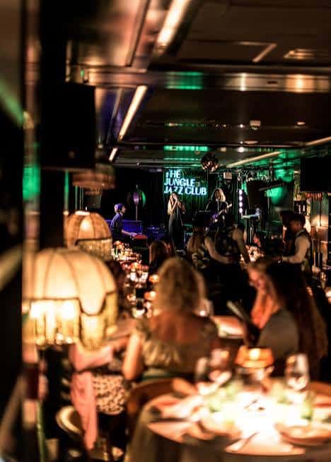 Vista desde la barra del club con banda en vivo y ambiente nocturno