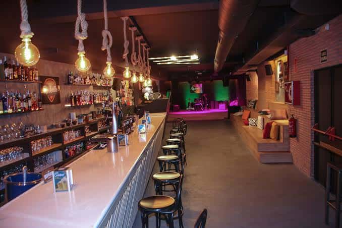 Interior de la sala Rockville mostrando barra, escenario y zona de asientos