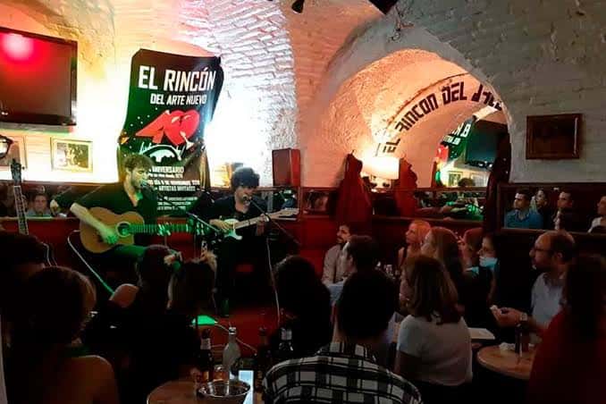 Concierto en vivo en el interior del Rincón del Arte Nuevo con público y músicos en escena