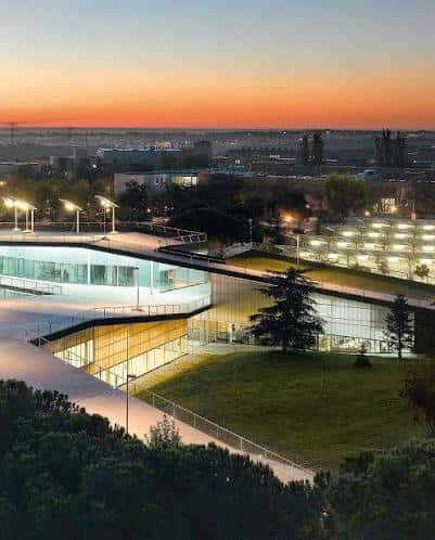 Fachada iluminada del edificio principal al atardecer