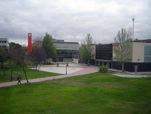 Plaza central del campus con senderos y áreas de descanso