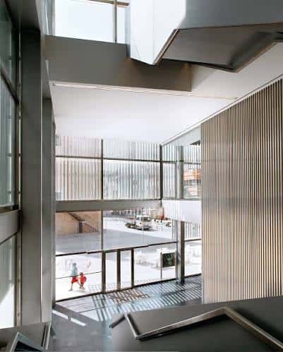 Vista interior de la Sala Cívica mostrando la arquitectura moderna y la iluminación natural