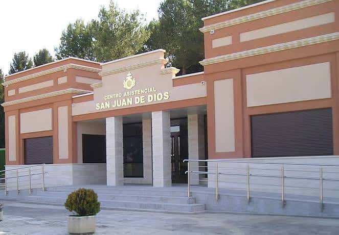 Fachada principal del Centro Asistencial San Juan de Dios con entrada accesible y señalización clara