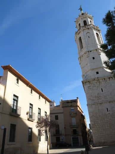 Vista de la torre de la iglesia de Sant Antoni bajo un cielo azul despejado