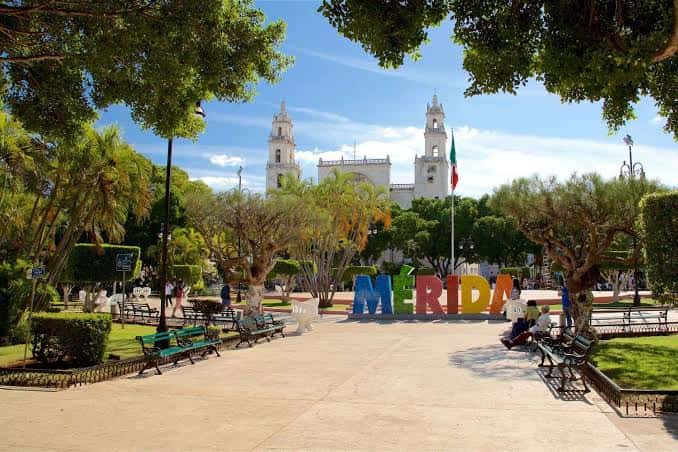 Plaza Grande de Mérida durante el día con el letrero colorido 'MÉRIDA' y la Catedral al fondo
