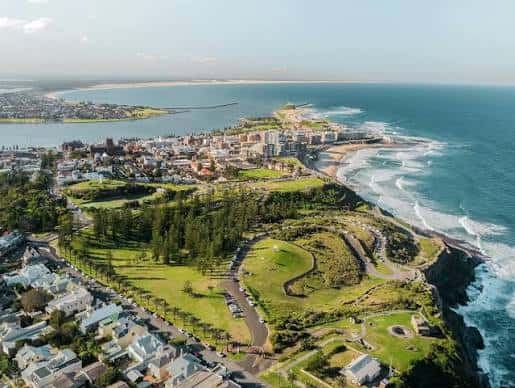 Vista aérea panorámica del King Edward Park y la costa de Newcastle
